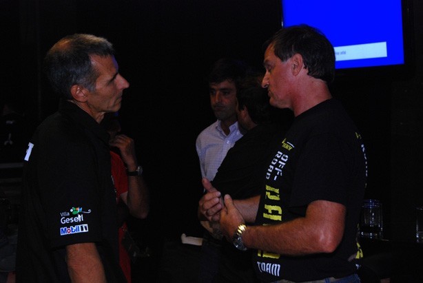 Charlie Allue conversa con el 5 veces ganador del EDV Claudio Pesce, de fondo el ultimo ganador de ATV, Javier Altieri